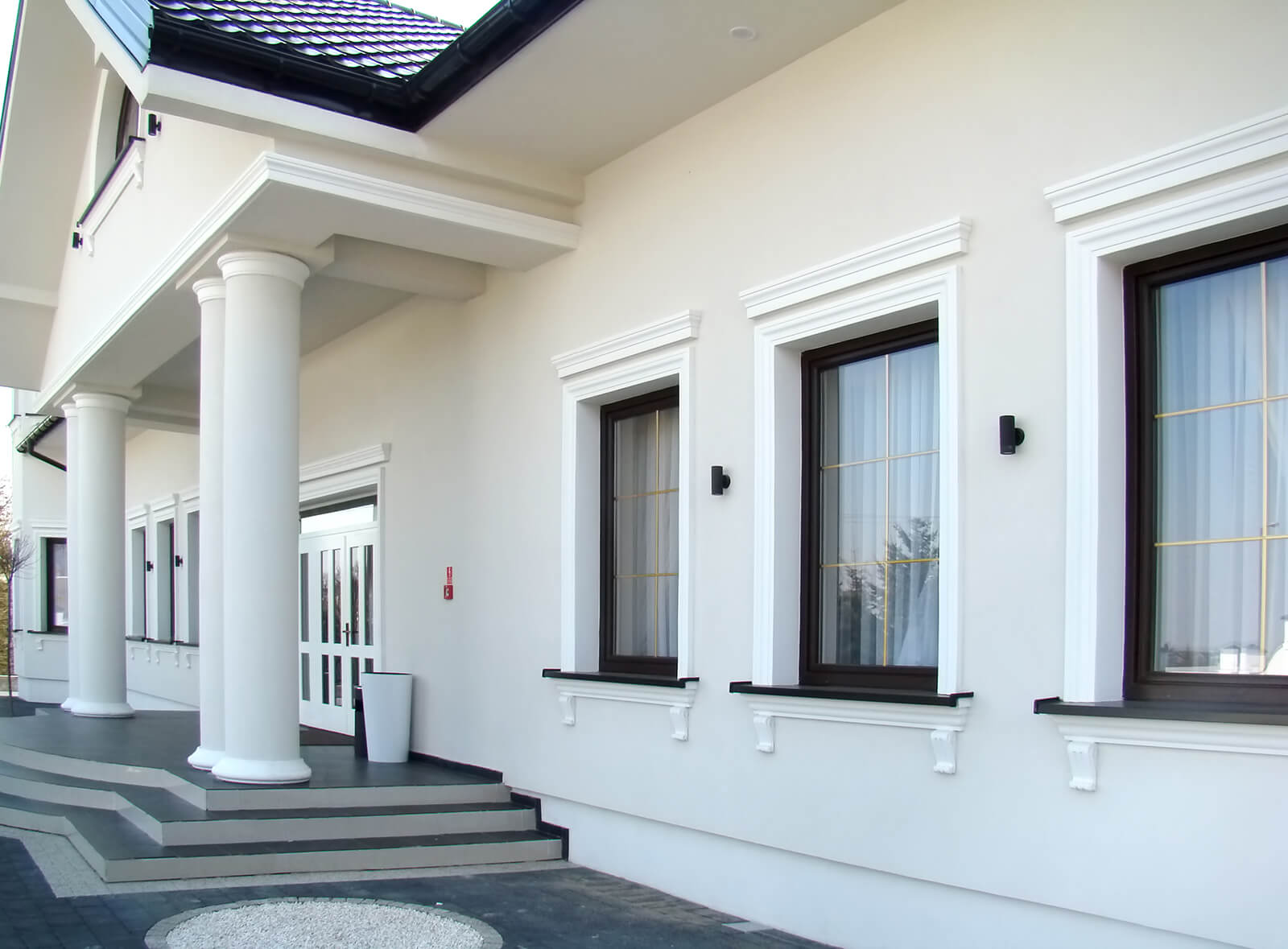 Jak zwymiarować sztukaterię okienną?